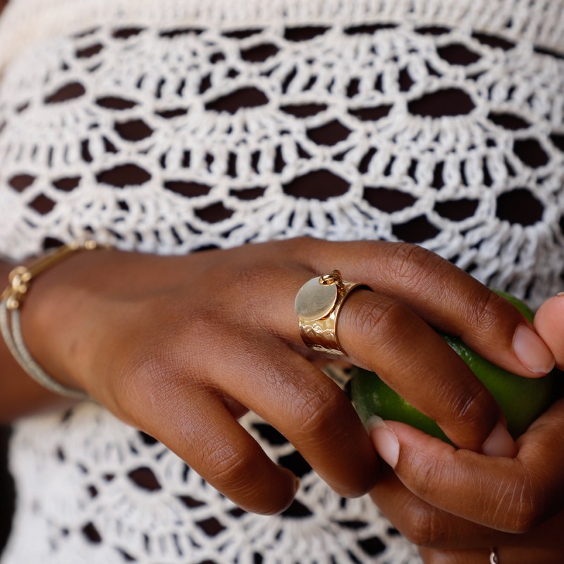 Bague martelée réglable et son médaillon or personnalisable
